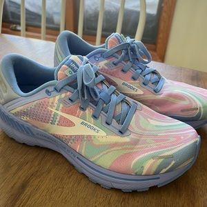 Brooks Women’s Adrenaline GTS 22, size 10